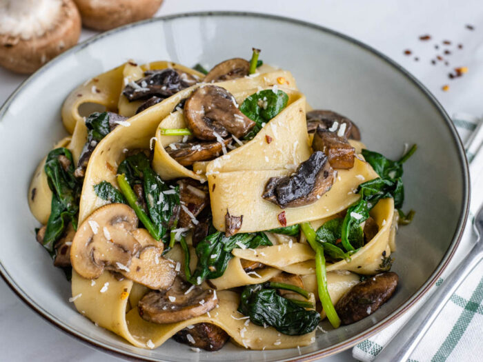 MUSHROOM PASTA WITH ROASTED GARLIC