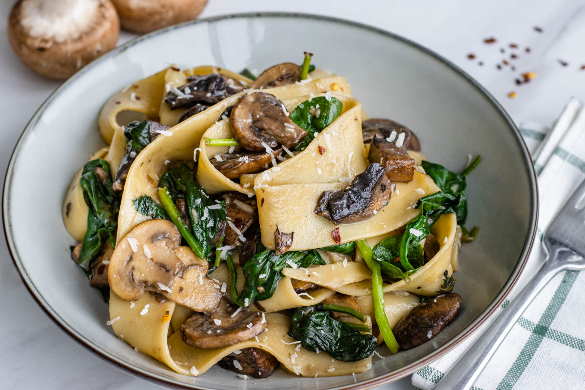 MUSHROOM PASTA WITH ROASTED GARLIC