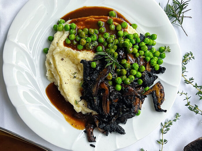 Pulled mushrooms with mashed potatoes, peas and vegetable gravy